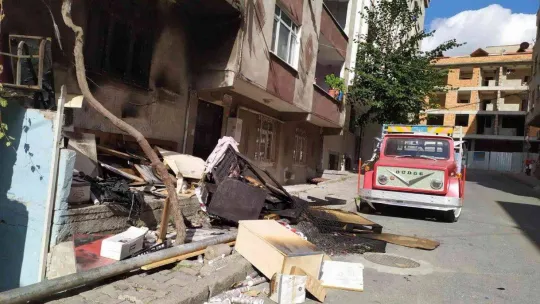 Bağcılar'da madde bağımlısı şahıs önce evin camlarını kırdı sonra ateşe verdi