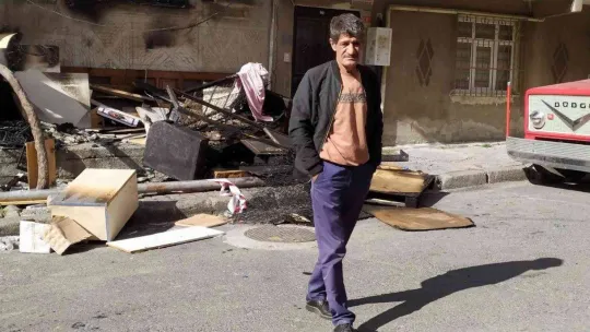 Bağcılar'da madde bağımlısı şahıs önce evin camlarını kırdı sonra ateşe verdi