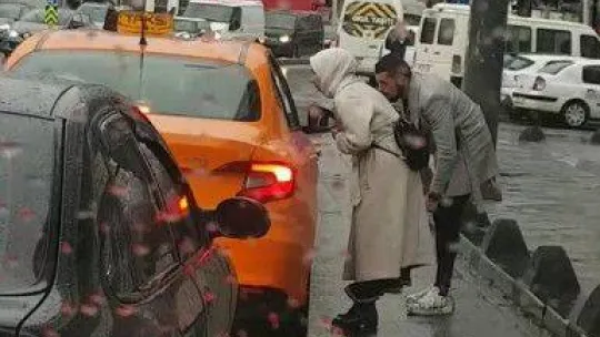 Bağcılar'da müşteri seçen taksici böyle görüntülendi