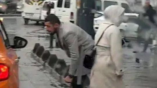 Bağcılar'da müşteri seçen taksici böyle görüntülendi