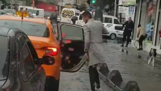 Bağcılar'da müşteri seçen taksici böyle görüntülendi