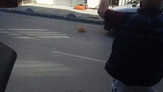 Uyuşturucu bağımlısı genç annesinin başını kesip camdan aşağıya attı