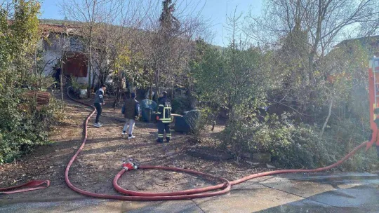 Bahçe içinde depo olarak kullanılan kamyon kasası alev alev yandı