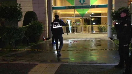 Bahçelievler'de bir adam iş merkezi önünde intihara teşebbüs etti