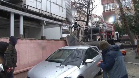 Bahçelievler'de fırtına hastanenin alüminyum panellerini uçurdu: 5 araç ağır hasarlı