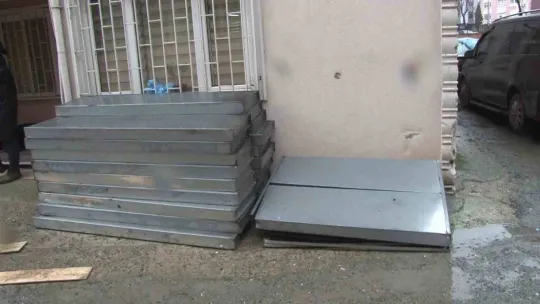 Bahçelievler'de fırtına hastanenin alüminyum panellerini uçurdu: 5 araç ağır hasarlı