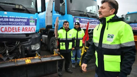 Bahçelievler'de kar yağışına karşı bin 200 personel, 152 araç ve iş makinesi 7/24 görev yapacak