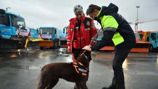 Bahçelievler'de kar yağışına karşı bin 200 personel, 152 araç ve iş makinesi 7/24 görev yapacak