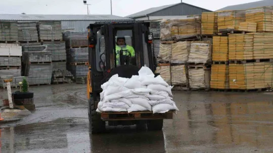 Bahçelievler'de kar yağışına karşı bin 200 personel, 152 araç ve iş makinesi 7/24 görev yapacak