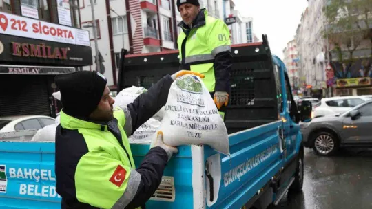 Bahçelievler'de kar yağışına karşı bin 200 personel, 152 araç ve iş makinesi 7/24 görev yapacak