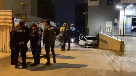 Bahçelievler'de marketin deposunu soymaya çalışan hırsızları polis ekipleri suçüstü yakaladı