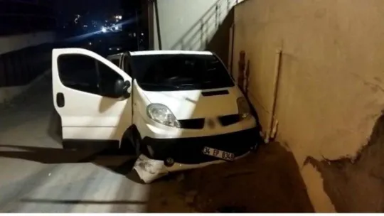 Bahçelievler'de marketin deposunu soymaya çalışan hırsızları polis ekipleri suçüstü yakaladı