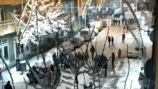 Bahçesaray'daki deprem Çataklıları sokağa çıkardı