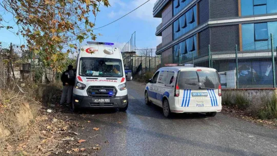 Bahçesindeki çardağın çatısı üzerine devrildi