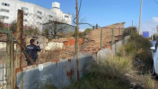 Bahçesindeki çardağın çatısı üzerine devrildi