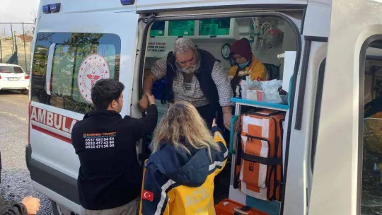 Bahçesindeki çardağın çatısı üzerine devrildi