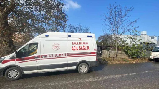 Bahçesindeki çardağın çatısı üzerine devrildi