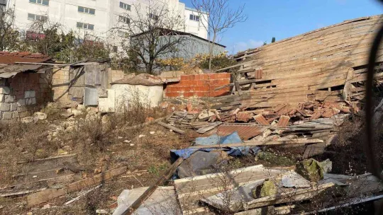 Bahçesindeki çardağın çatısı üzerine devrildi