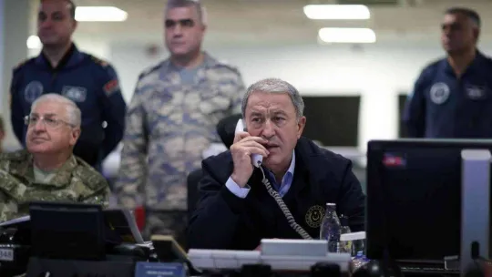 Bakan Akar, 'Pençe-Kılıç Hava Harekatı'nı Hava Kuvvetleri Harekat Merkezinden sevk ve idare etti