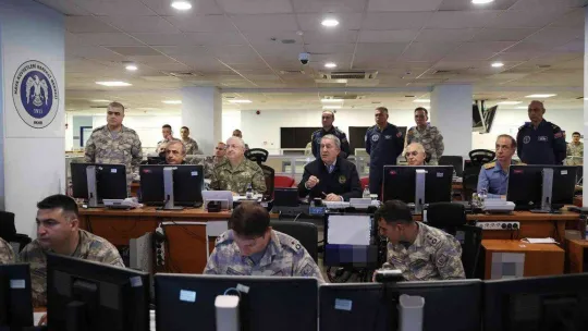 Bakan Akar, 'Pençe-Kılıç Hava Harekatı'nı Hava Kuvvetleri Harekat Merkezinden sevk ve idare etti