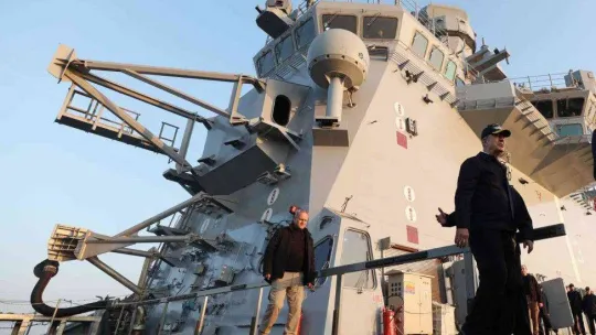 Bakan Akar, dünyanın ilk SİHA gemisini inceledi