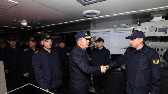 Bakan Akar, dünyanın ilk SİHA gemisini inceledi