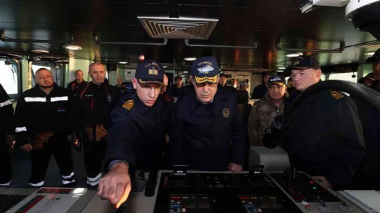 Bakan Akar, dünyanın ilk SİHA gemisini inceledi