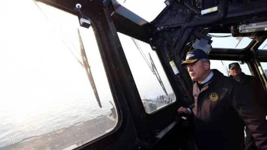 Bakan Akar, dünyanın ilk SİHA gemisini inceledi