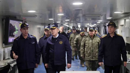 Bakan Akar, dünyanın ilk SİHA gemisini inceledi