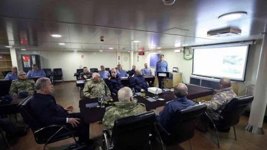 Bakan Akar, dünyanın ilk SİHA gemisini inceledi