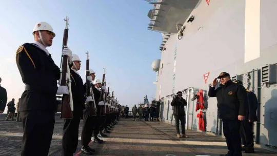 Bakan Akar, dünyanın ilk SİHA gemisini inceledi