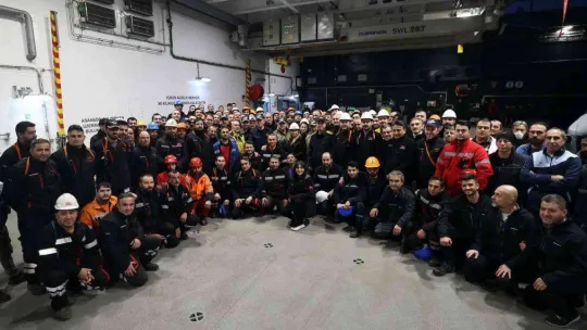 Bakan Akar, dünyanın ilk SİHA gemisini inceledi