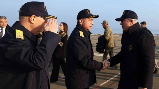 Bakan Akar, dünyanın ilk SİHA gemisini inceledi