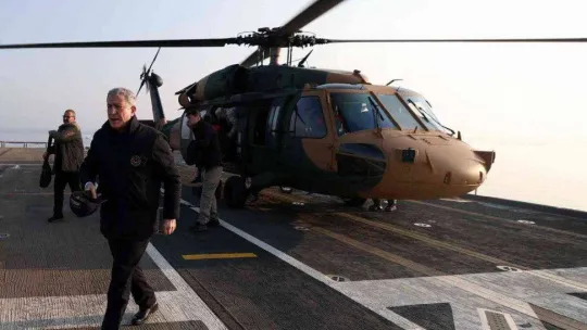 Bakan Akar, dünyanın ilk SİHA gemisini inceledi