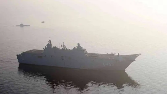 Bakan Akar, dünyanın ilk SİHA gemisini inceledi