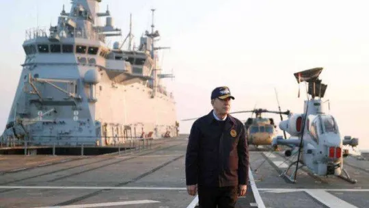 Bakan Akar, dünyanın ilk SİHA gemisini inceledi