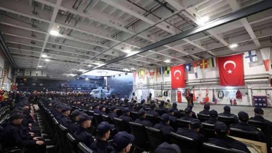 Bakan Akar, dünyanın ilk SİHA gemisini inceledi