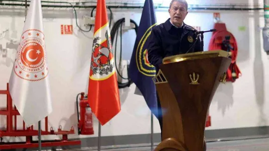 Bakan Akar, dünyanın ilk SİHA gemisini inceledi