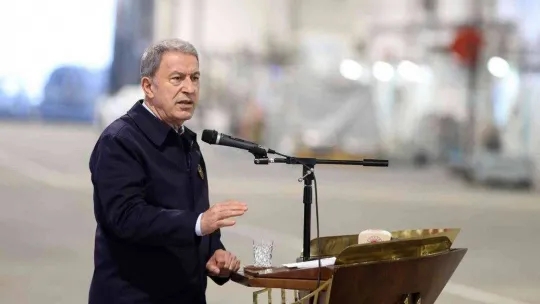 Bakan Akar, dünyanın ilk SİHA gemisini inceledi