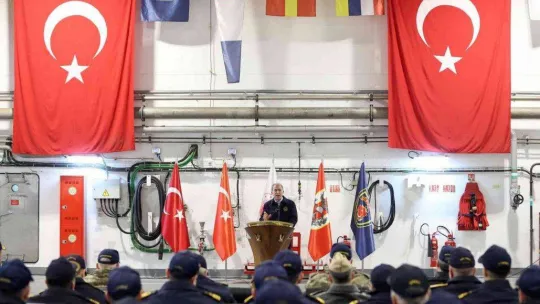 Bakan Akar, dünyanın ilk SİHA gemisini inceledi