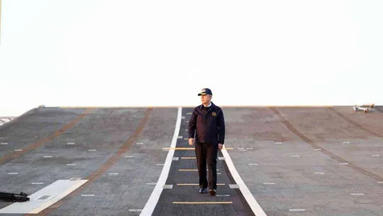 Bakan Akar, dünyanın ilk SİHA gemisini inceledi