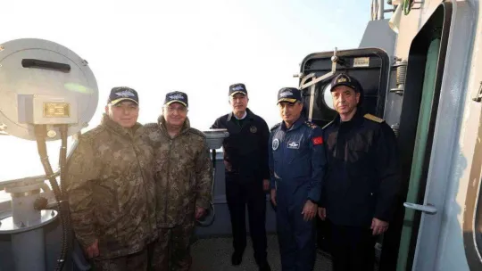 Bakan Akar, dünyanın ilk SİHA gemisini inceledi