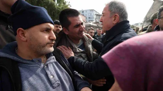 Bakan Akar ve Bakan Koca, Hatay'da kent merkezindeki arama kurtarma çalışmalarını inceledi