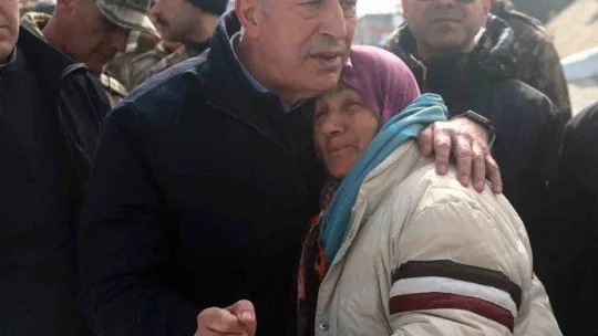 Bakan Akar ve Bakan Koca, Hatay'da kent merkezindeki arama kurtarma çalışmalarını inceledi