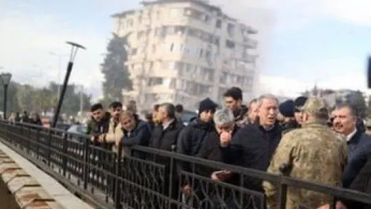 Bakan Akar ve Bakan Koca, Hatay'da kent merkezindeki arama kurtarma çalışmalarını inceledi