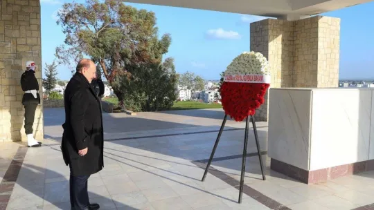 Bakan Bilgin, Denktaş ve Küçük'ün anıt mezarlarını ziyaret etti