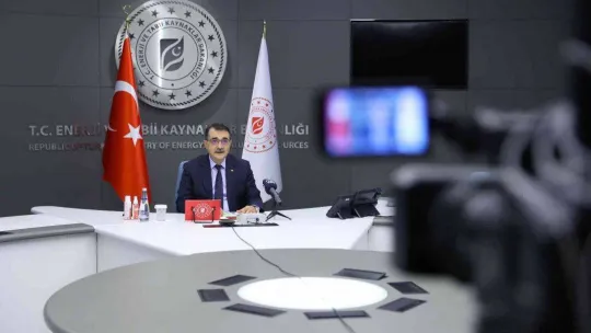 Bakan Dönmez: 'İthal danışmanlarla Türkiye'nin enerjisini yönetmeye talip olmak enerji kapitülasyonlarına kapı aralamaktır'