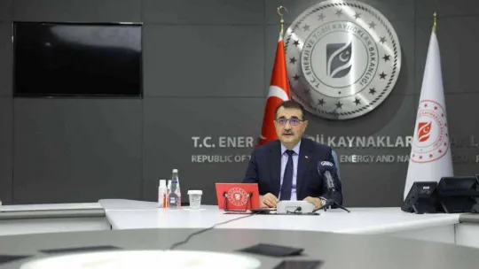 Bakan Dönmez: 'İthal danışmanlarla Türkiye'nin enerjisini yönetmeye talip olmak enerji kapitülasyonlarına kapı aralamaktır'