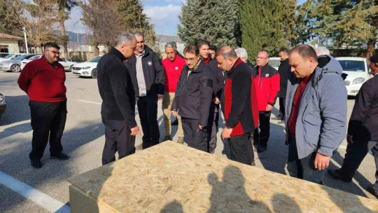 Bakan Dönmez, depremzedeleri ziyaret etti
