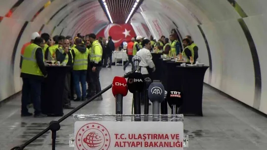 Bakan Karaismailoğlu yeni yıla metro çalışanları ile girdi